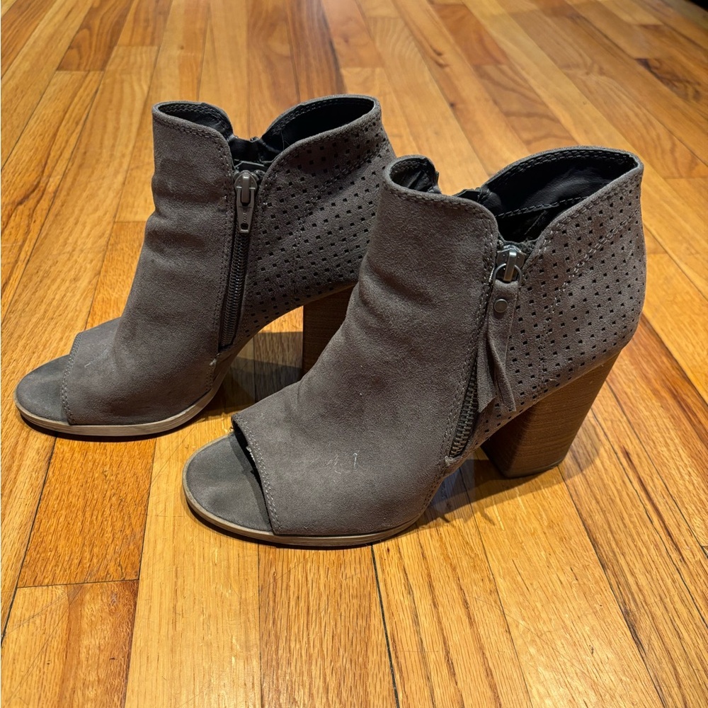 Size 9 Universal Thread Gray Suede-Like Ankle Booties